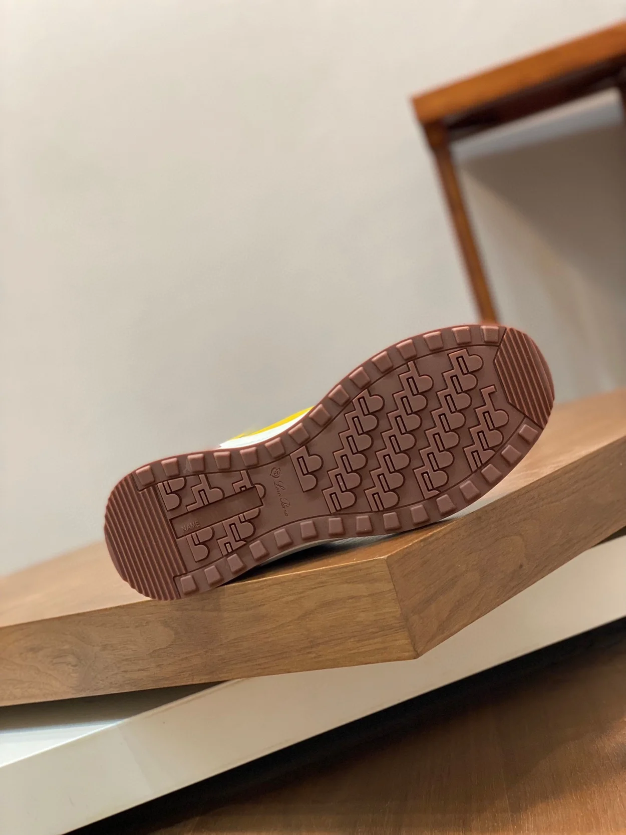 로로피아나 위캔드 월크 스니커즈