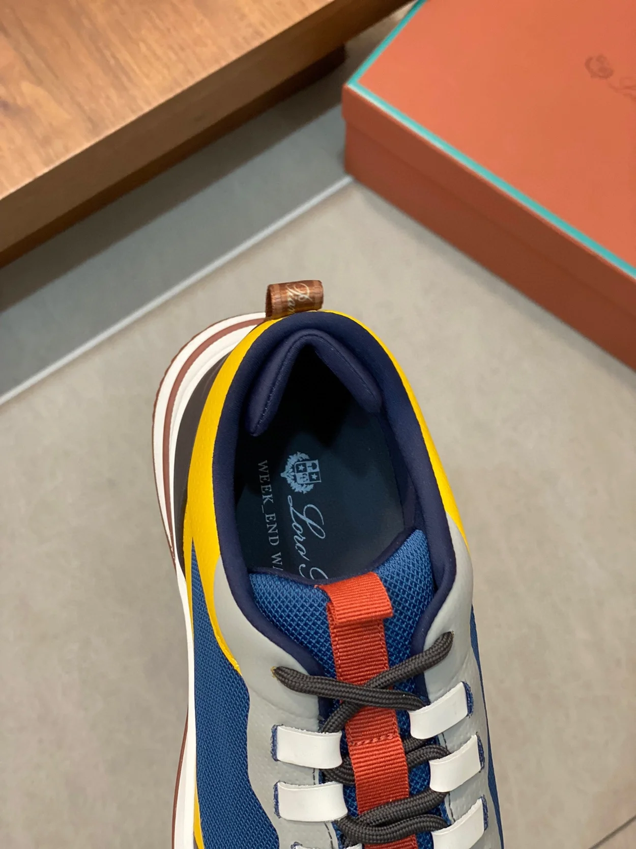 로로피아나 위캔드 월크 스니커즈