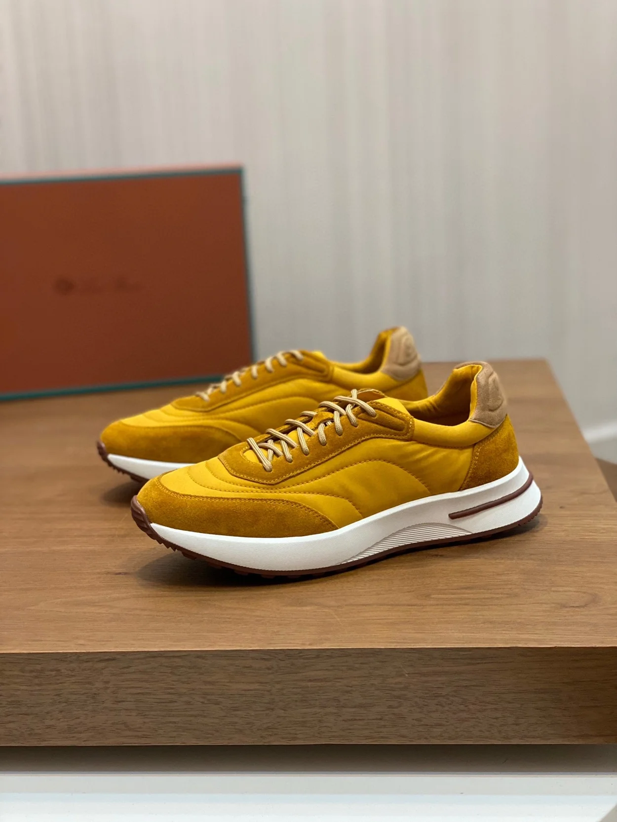 로로피아나 위켄드 스웨이드 에보 윈드 스니커즈