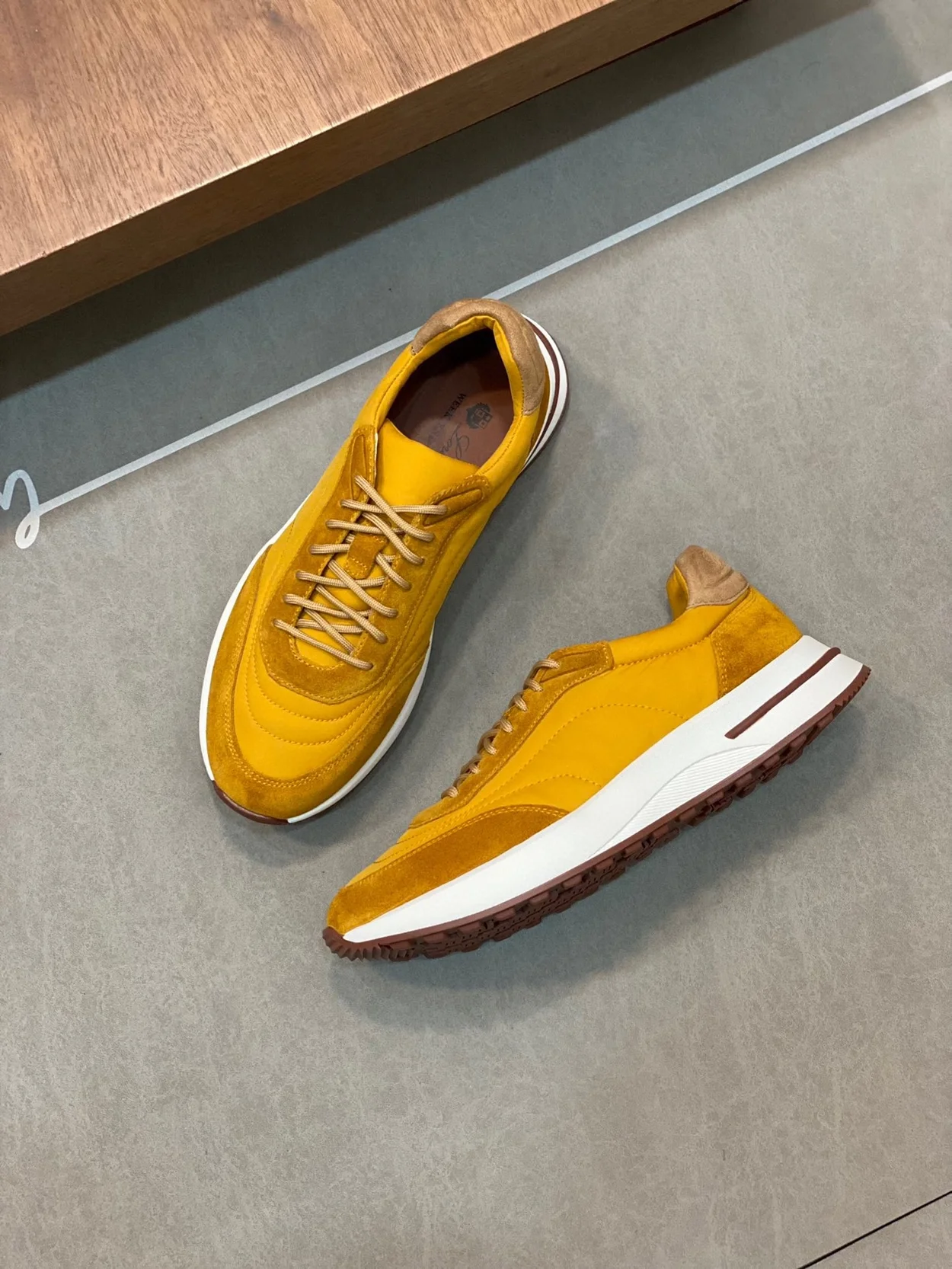 로로피아나 위켄드 스웨이드 에보 윈드 스니커즈