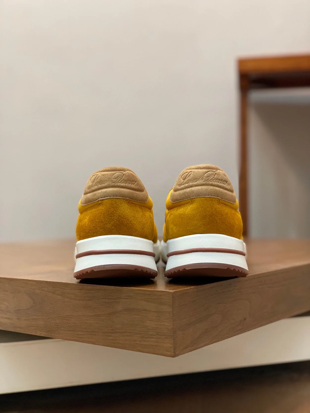 로로피아나 위켄드 스웨이드 에보 윈드 스니커즈