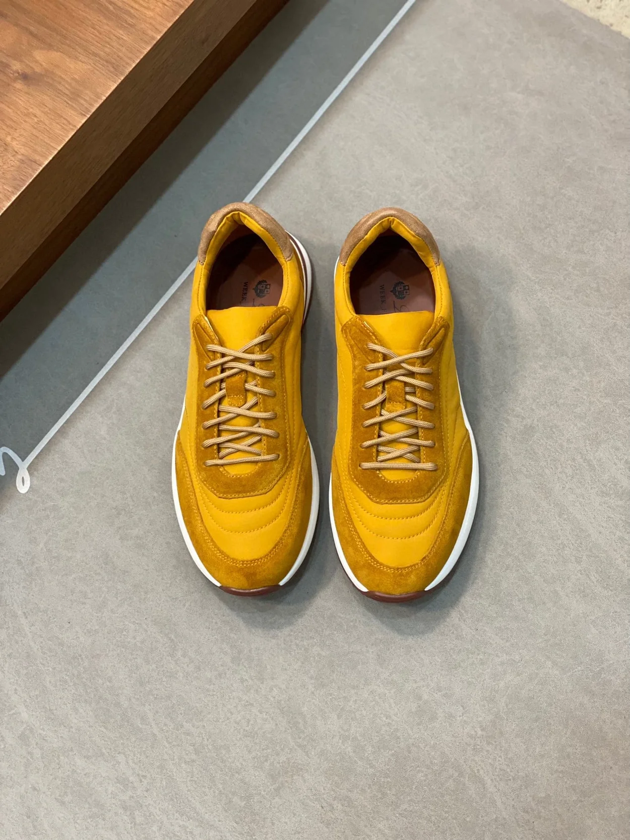 로로피아나 위켄드 스웨이드 에보 윈드 스니커즈