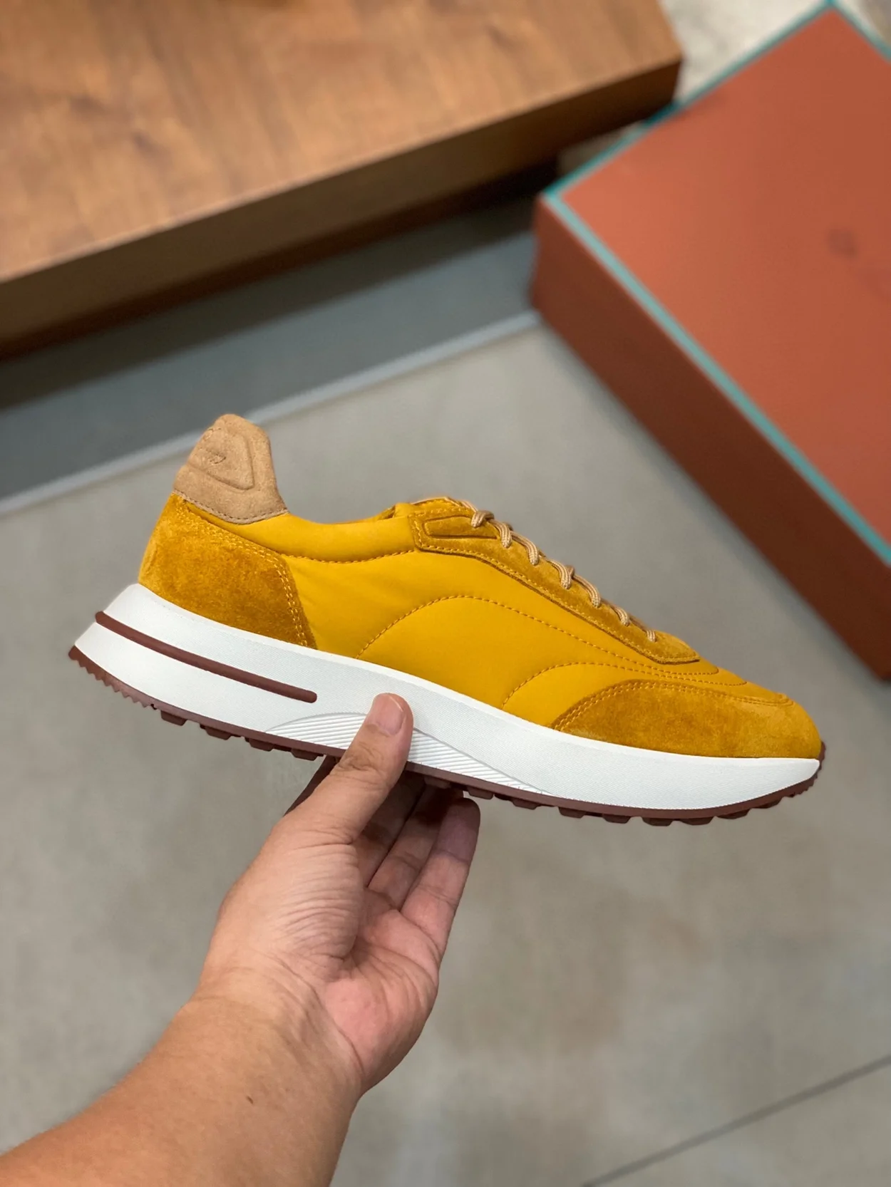 로로피아나 위켄드 스웨이드 에보 윈드 스니커즈