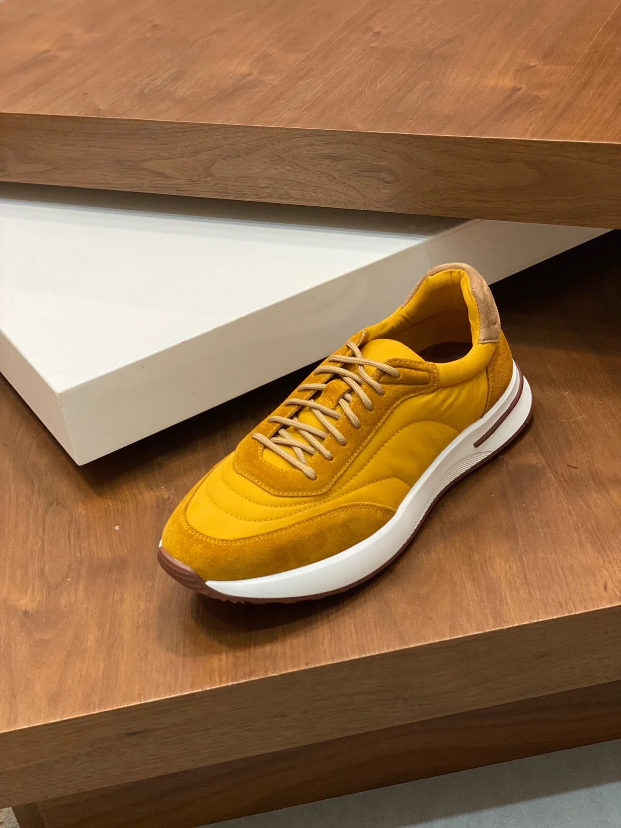 로로피아나 위켄드 스웨이드 에보 윈드 스니커즈