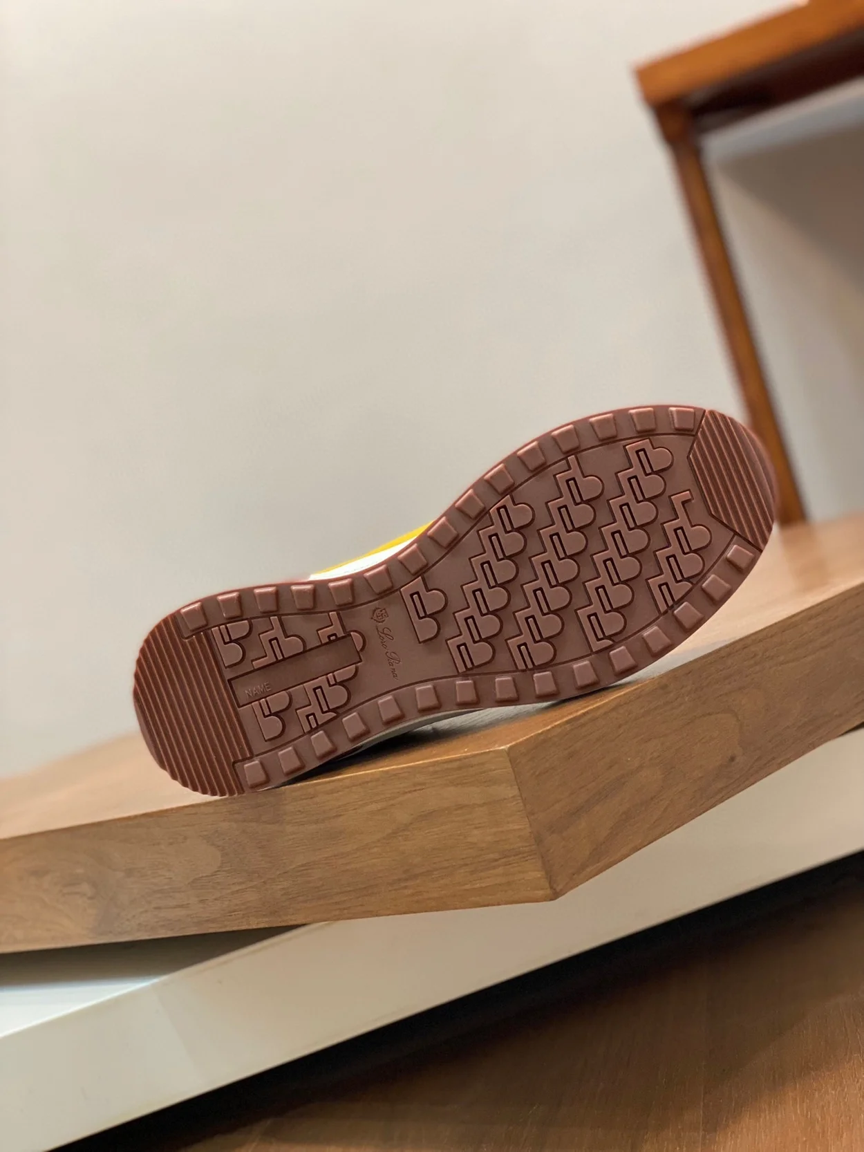 로로피아나 위켄드 스웨이드 에보 윈드 스니커즈