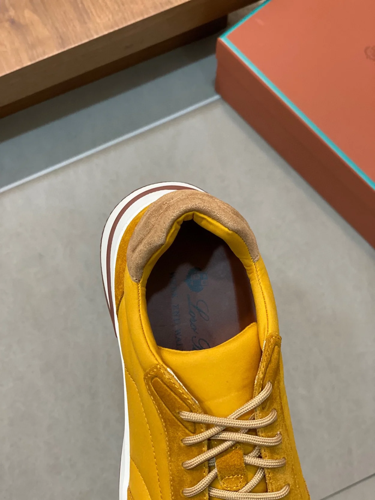 로로피아나 위켄드 스웨이드 에보 윈드 스니커즈