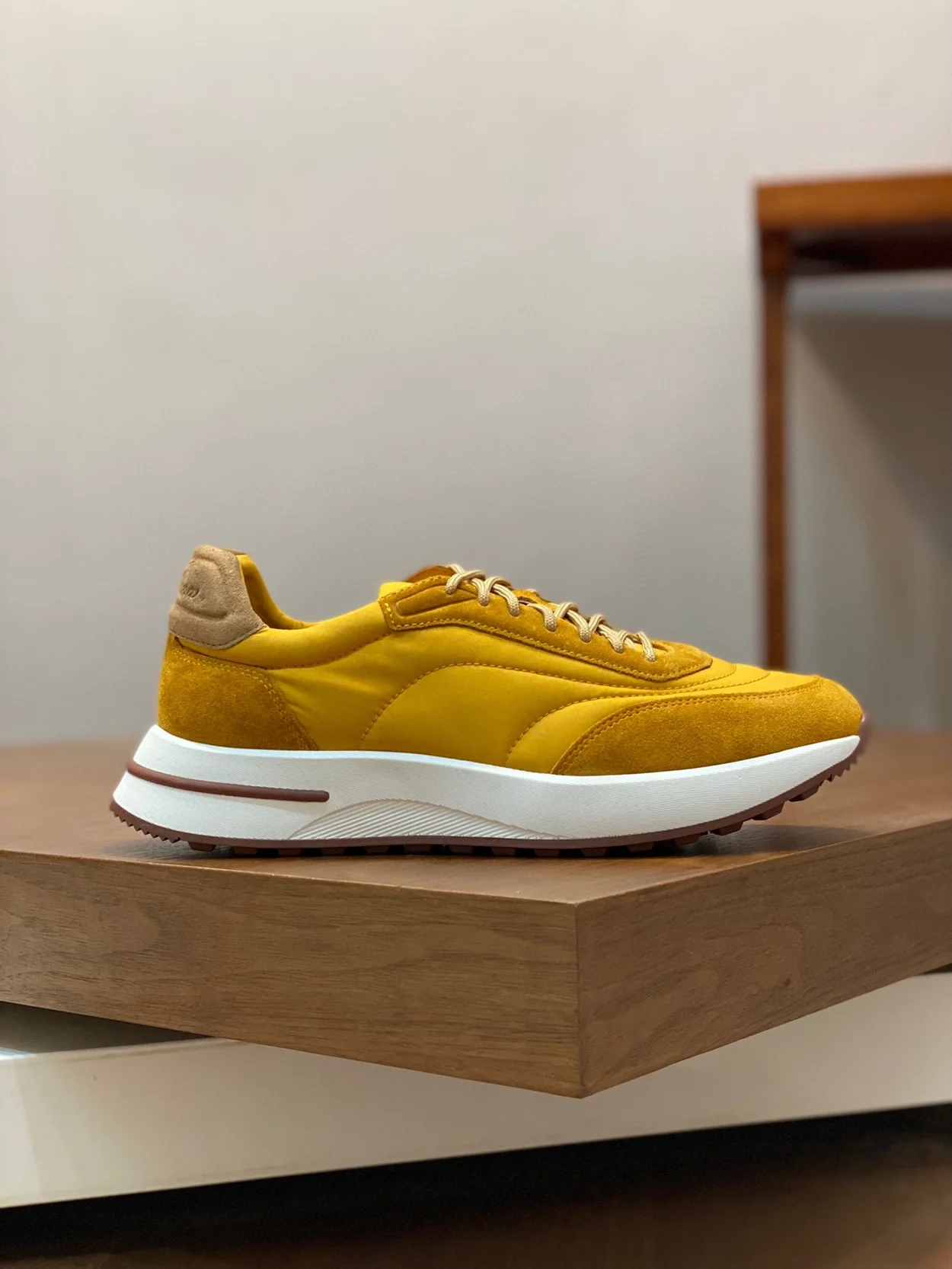 로로피아나 위켄드 스웨이드 에보 윈드 스니커즈