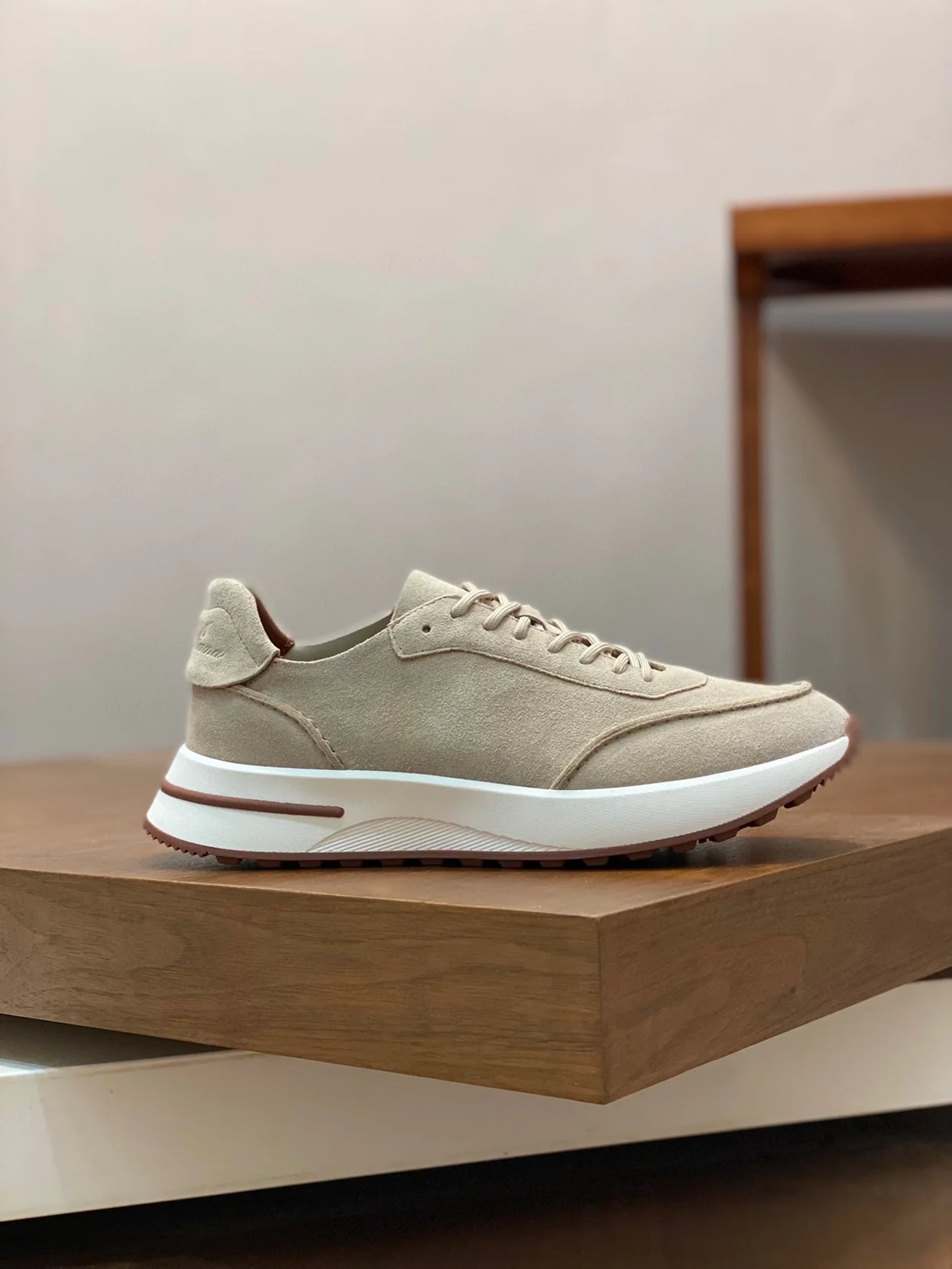 로로피아나 위켄드 스웨이드 스니커즈