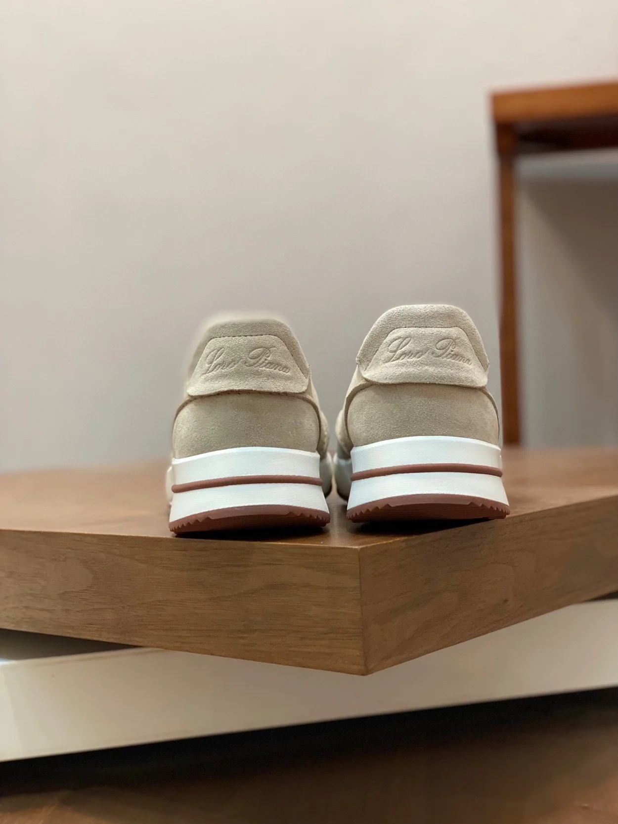 로로피아나 위켄드 스웨이드 스니커즈