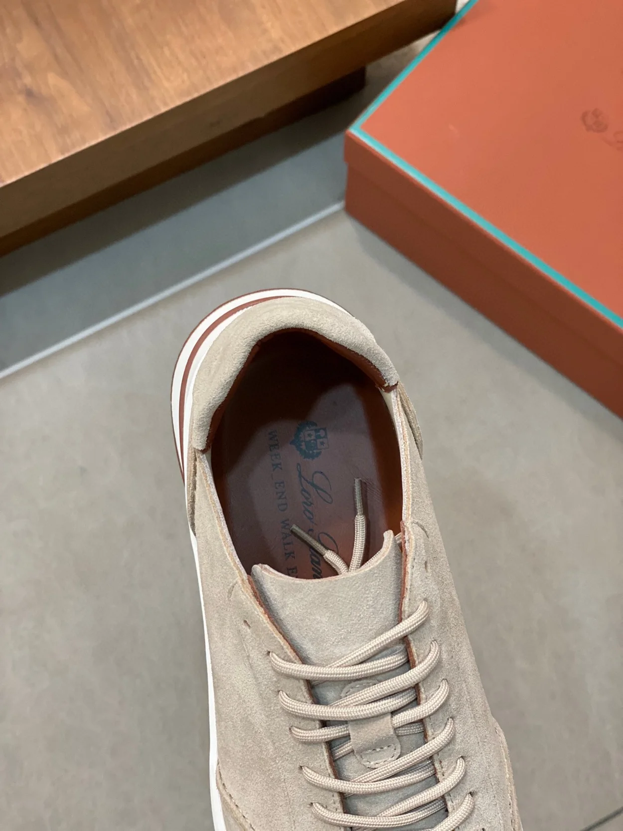 로로피아나 위켄드 스웨이드 스니커즈