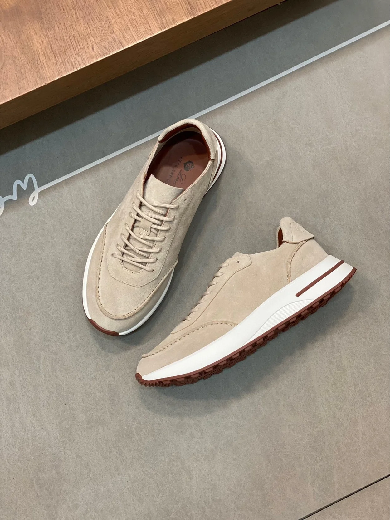 로로피아나 위켄드 스웨이드 스니커즈