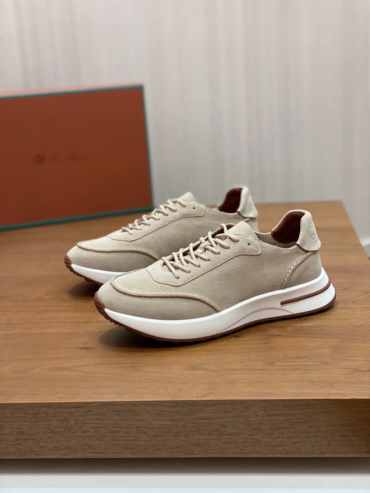 로로피아나 위켄드 스웨이드 스니커즈