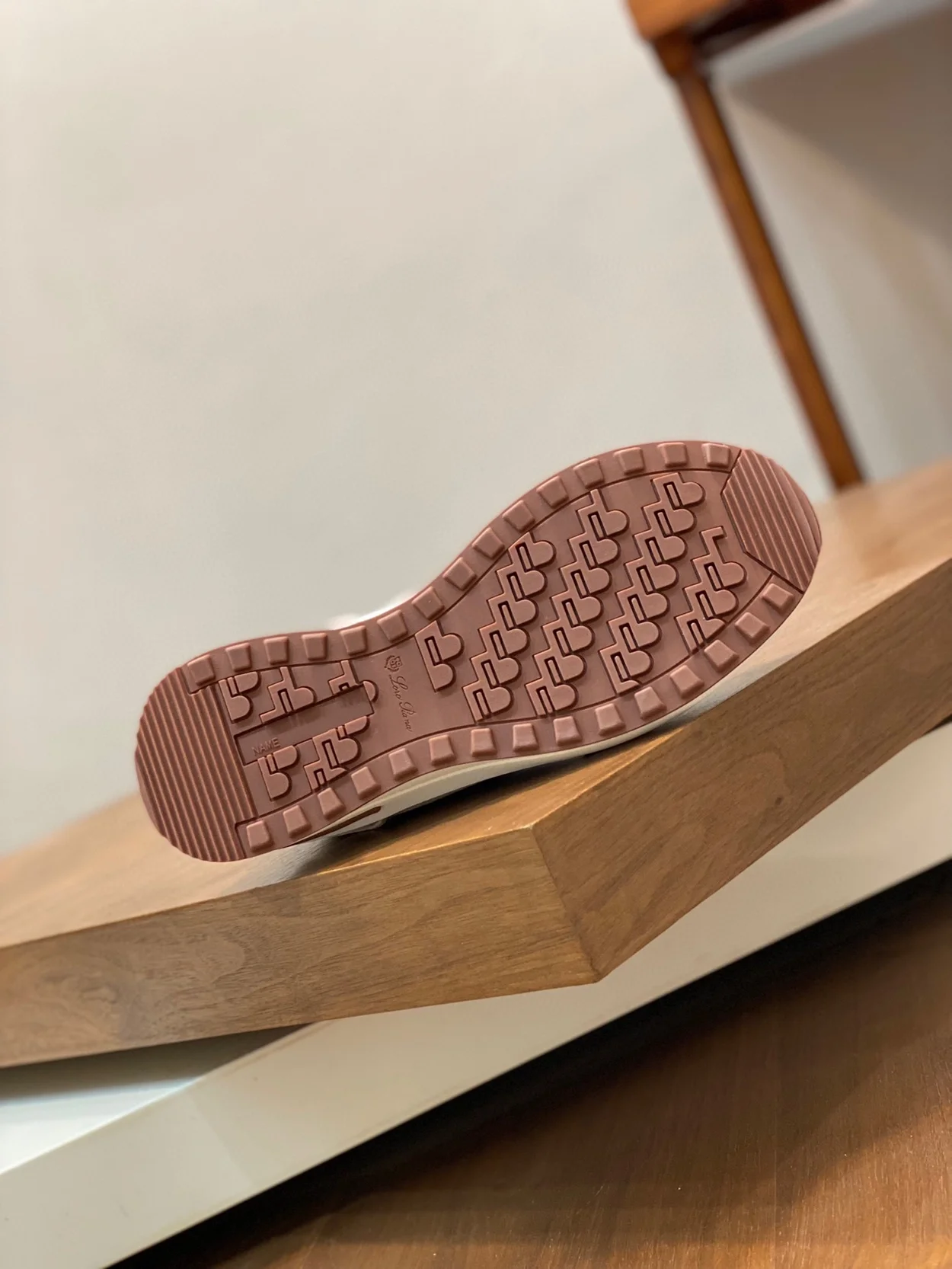 로로피아나 위켄드 스웨이드 스니커즈