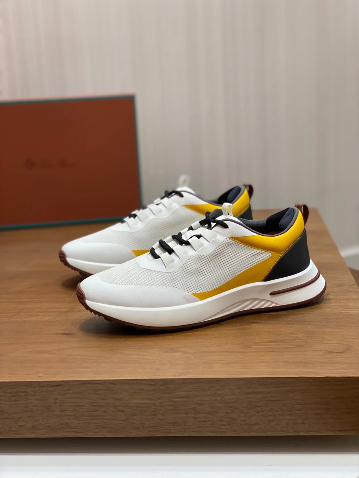 로로피아나 위크앤드 프리즈 망고 스니커즈