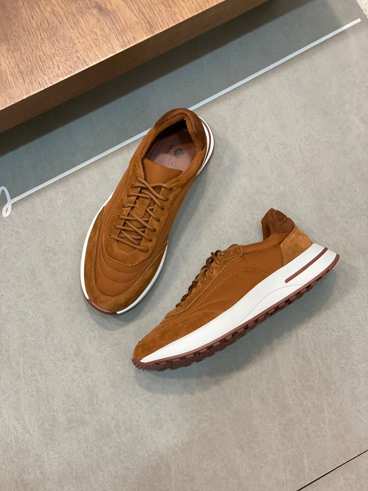 로로피아나 위크앤드 스웨이드 레드 스니커즈