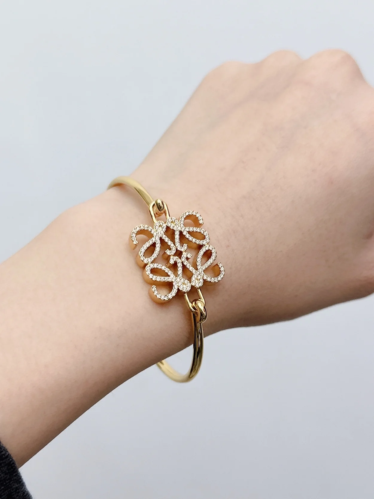 로에베 페이브 애너그램 오픈 브레이슬릿