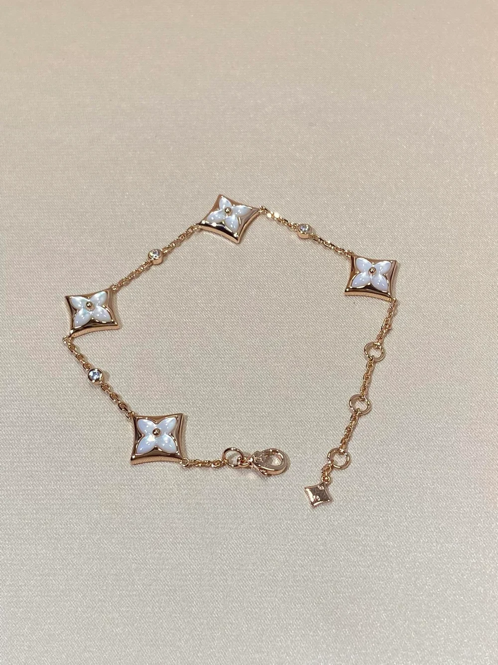 루이비통 블라썸 스타 BB 멀티 모티브 팔찌 Q05572