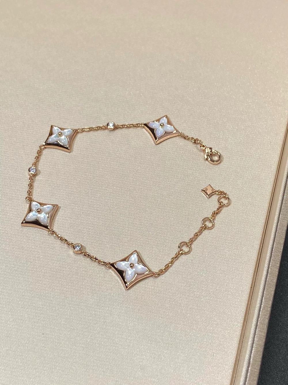 루이비통 블라썸 스타 BB 멀티 모티브 팔찌 Q05572