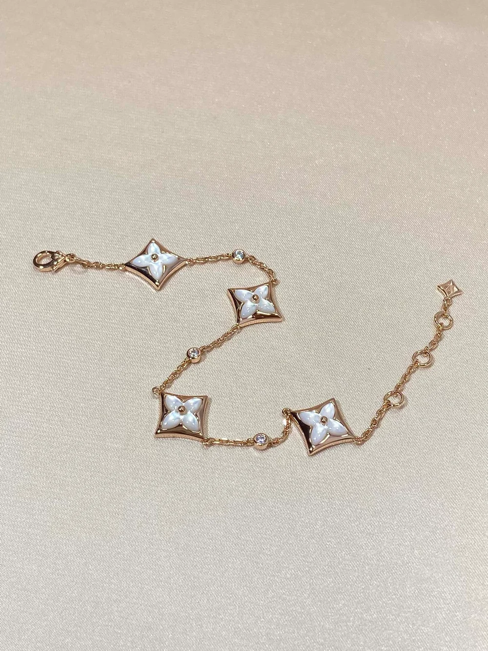 루이비통 블라썸 스타 BB 멀티 모티브 팔찌 Q05572