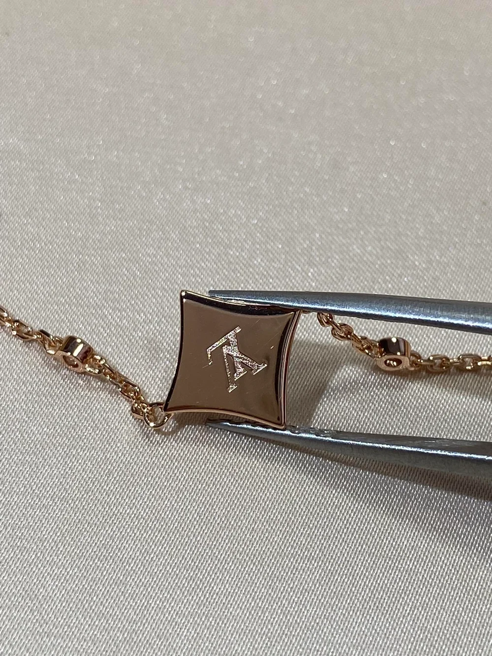 루이비통 블라썸 스타 BB 멀티 모티브 팔찌 Q05572