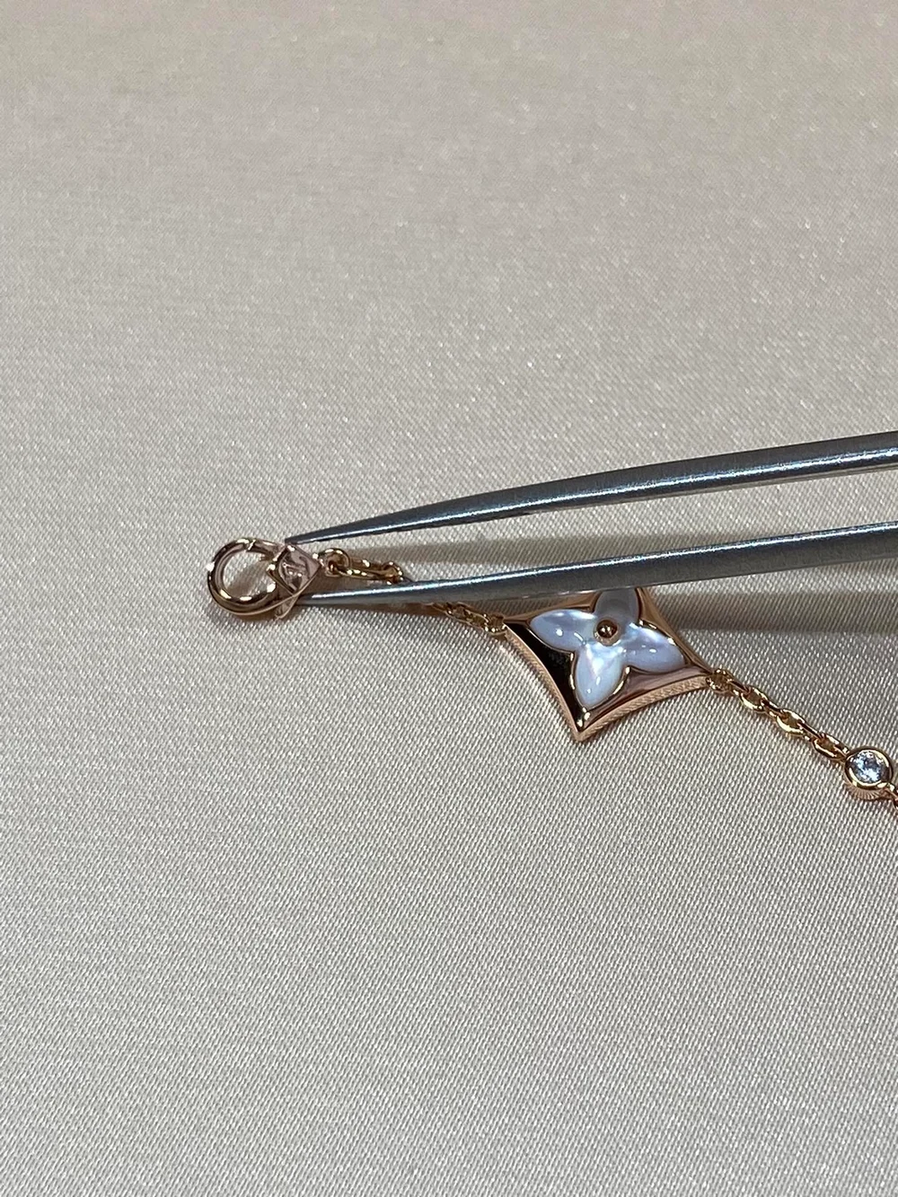 루이비통 블라썸 스타 BB 멀티 모티브 팔찌 Q05572