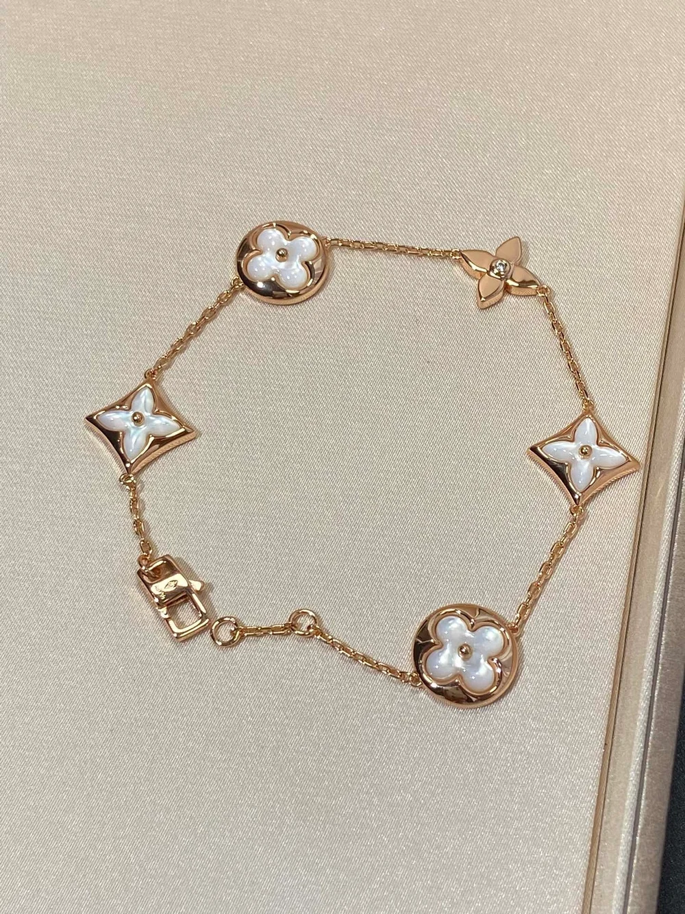 루이비통 블라썸 BB 멀티-모티프 팔찌 Q95596