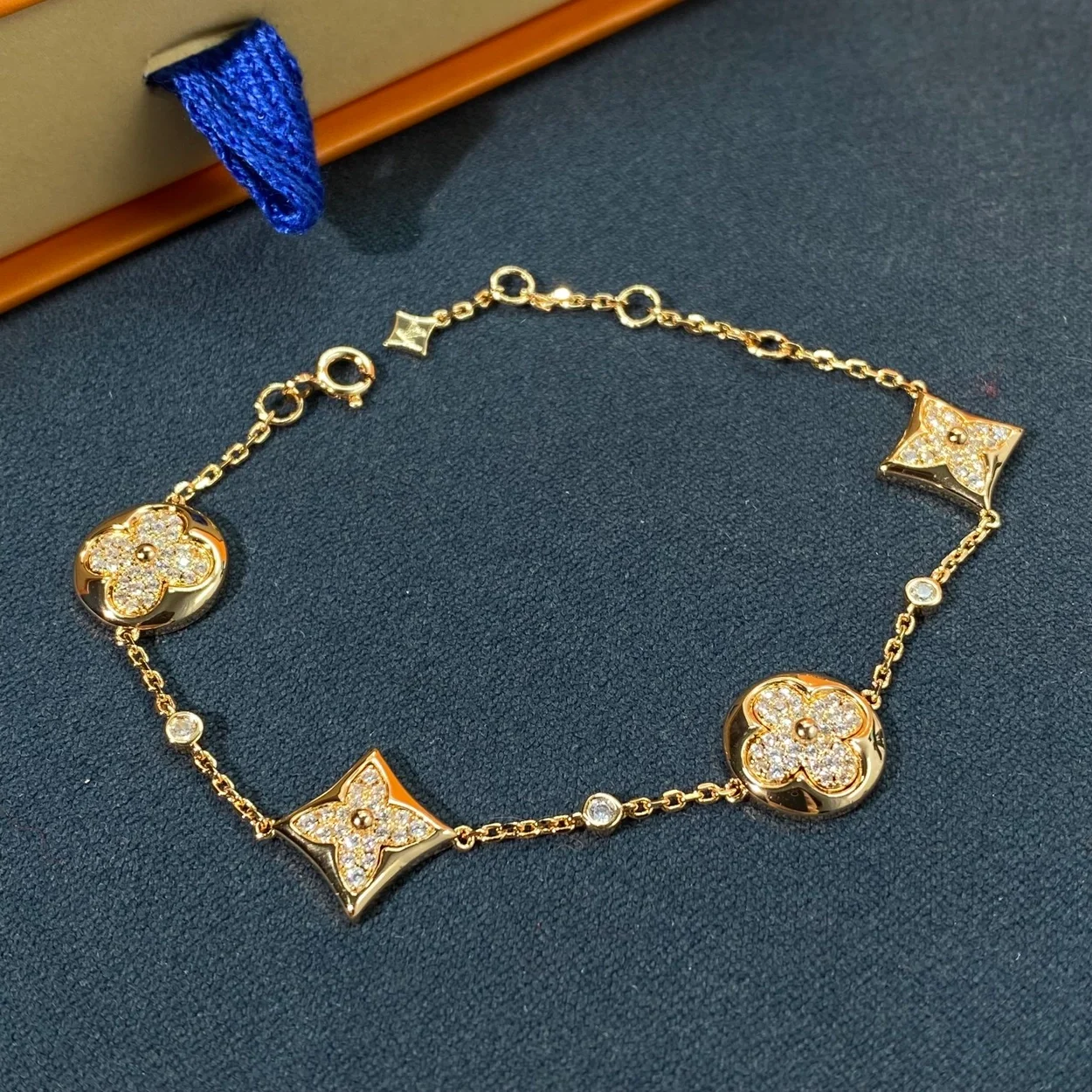 루이비통 블라썸 BB 멀티 모티프 팔찌 핑크 골드 & 다이아몬드 Q95650