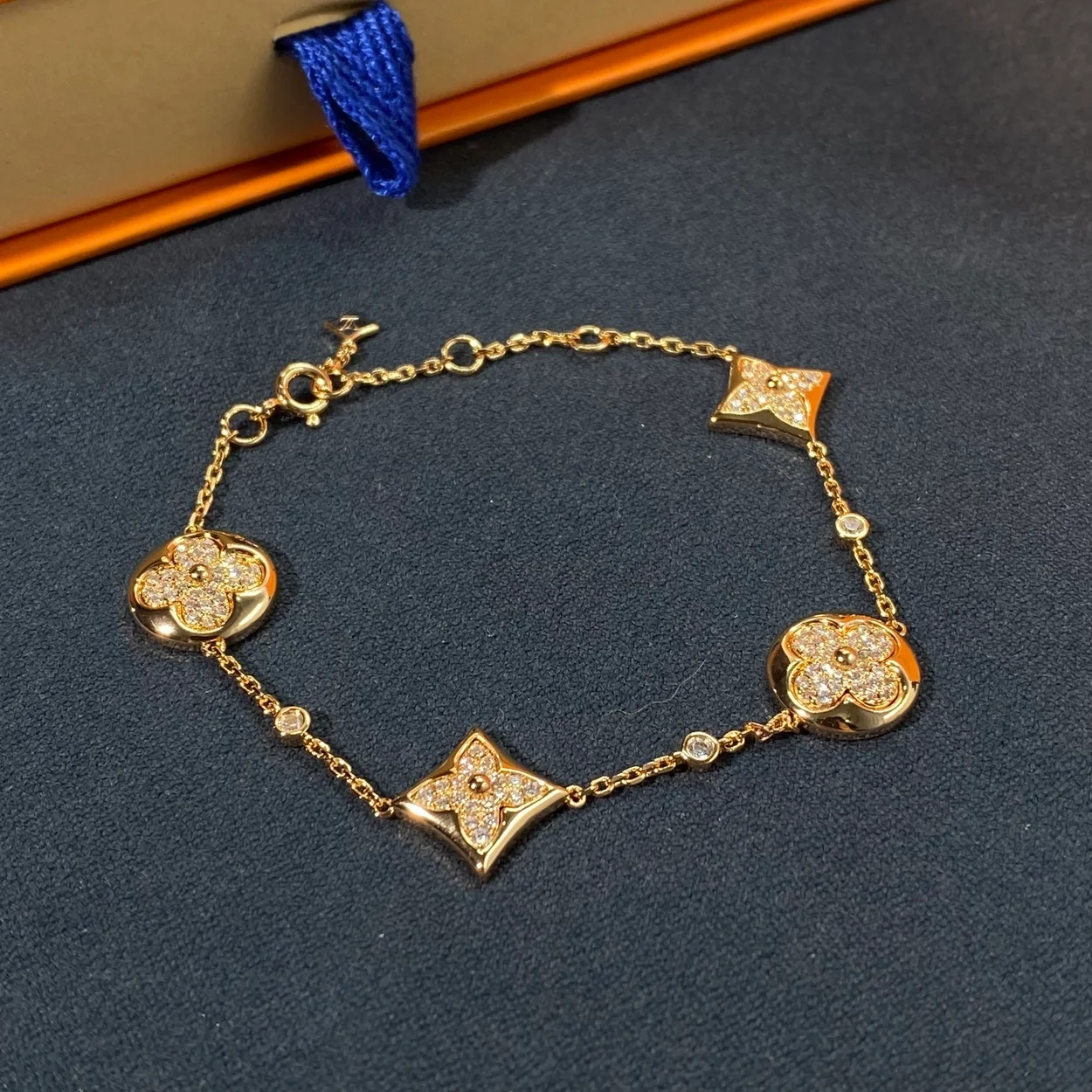 루이비통 블라썸 BB 멀티 모티프 팔찌 핑크 골드 & 다이아몬드 Q95650