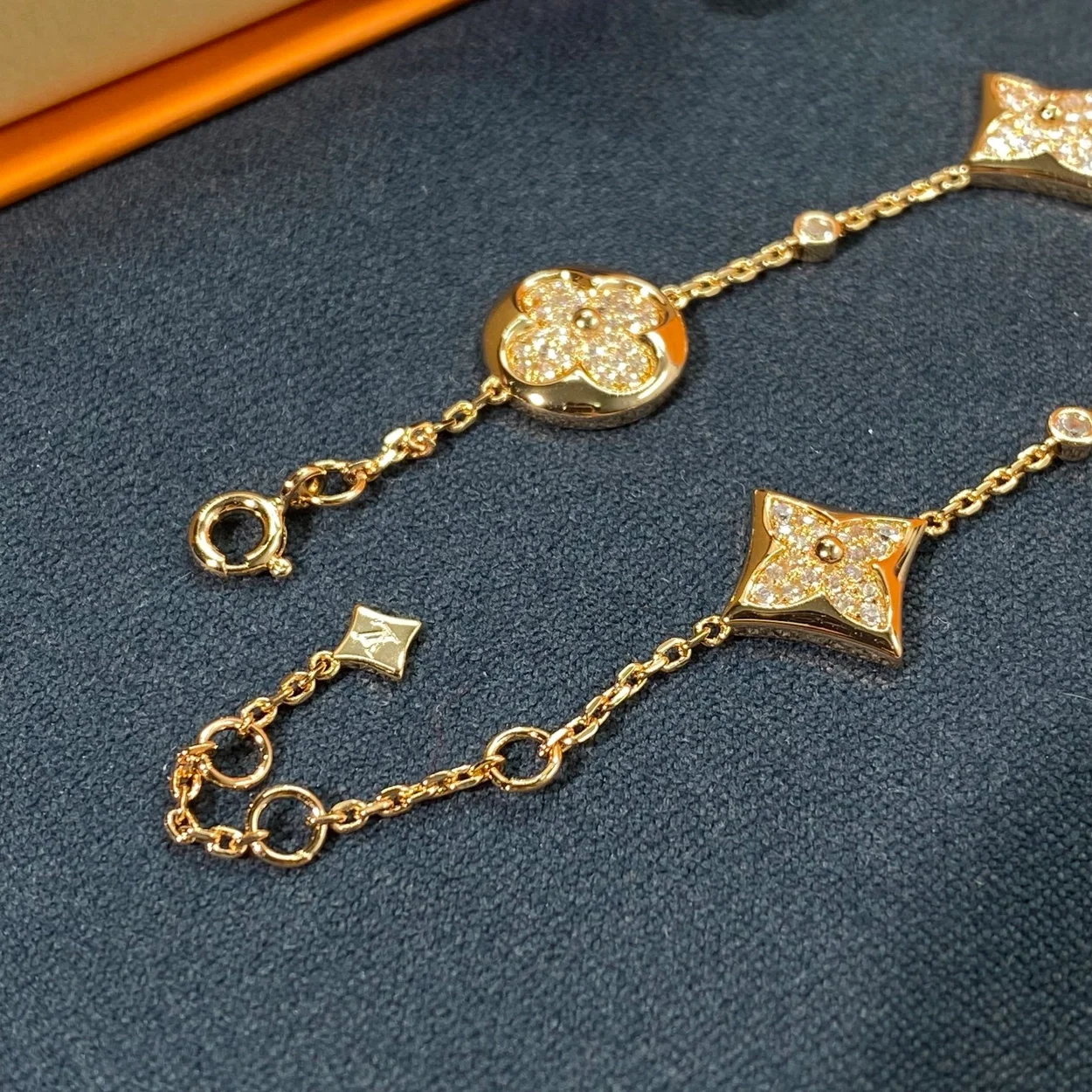 루이비통 블라썸 BB 멀티 모티프 팔찌 핑크 골드 & 다이아몬드 Q95650