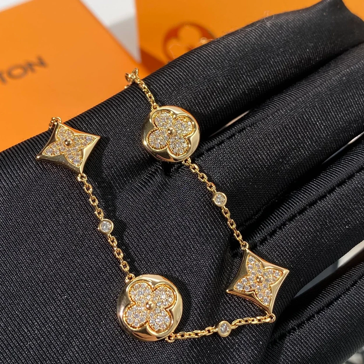 루이비통 블라썸 BB 멀티 모티프 팔찌 핑크 골드 & 다이아몬드 Q95650