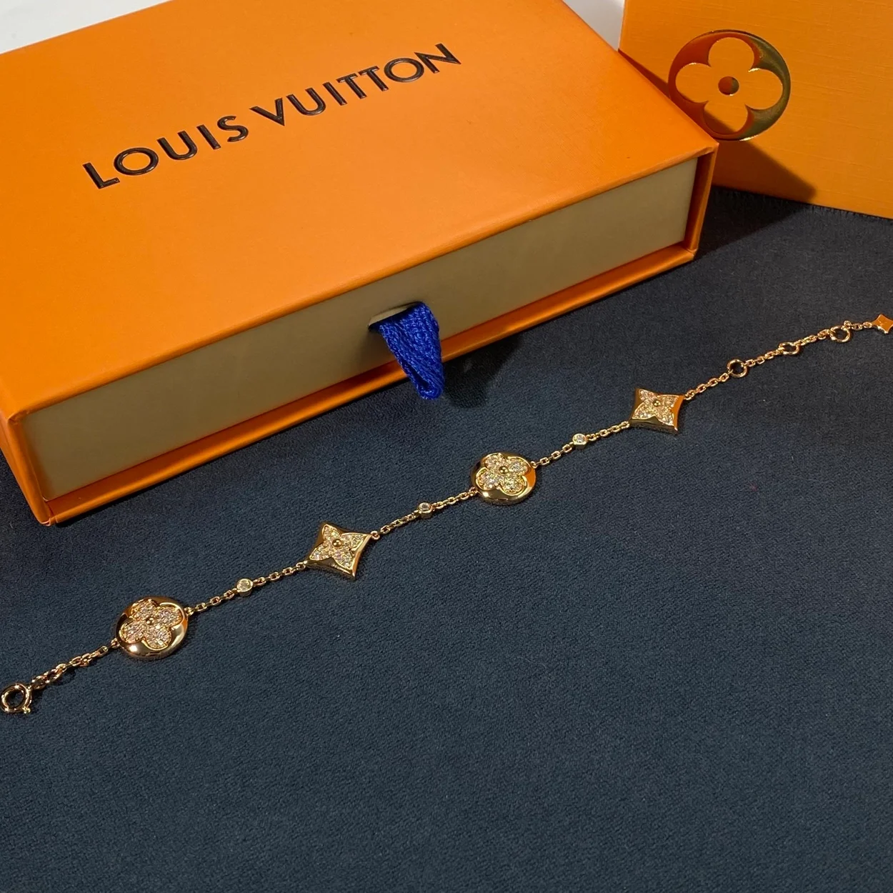 루이비통 블라썸 BB 멀티 모티프 팔찌 핑크 골드 & 다이아몬드 Q95650