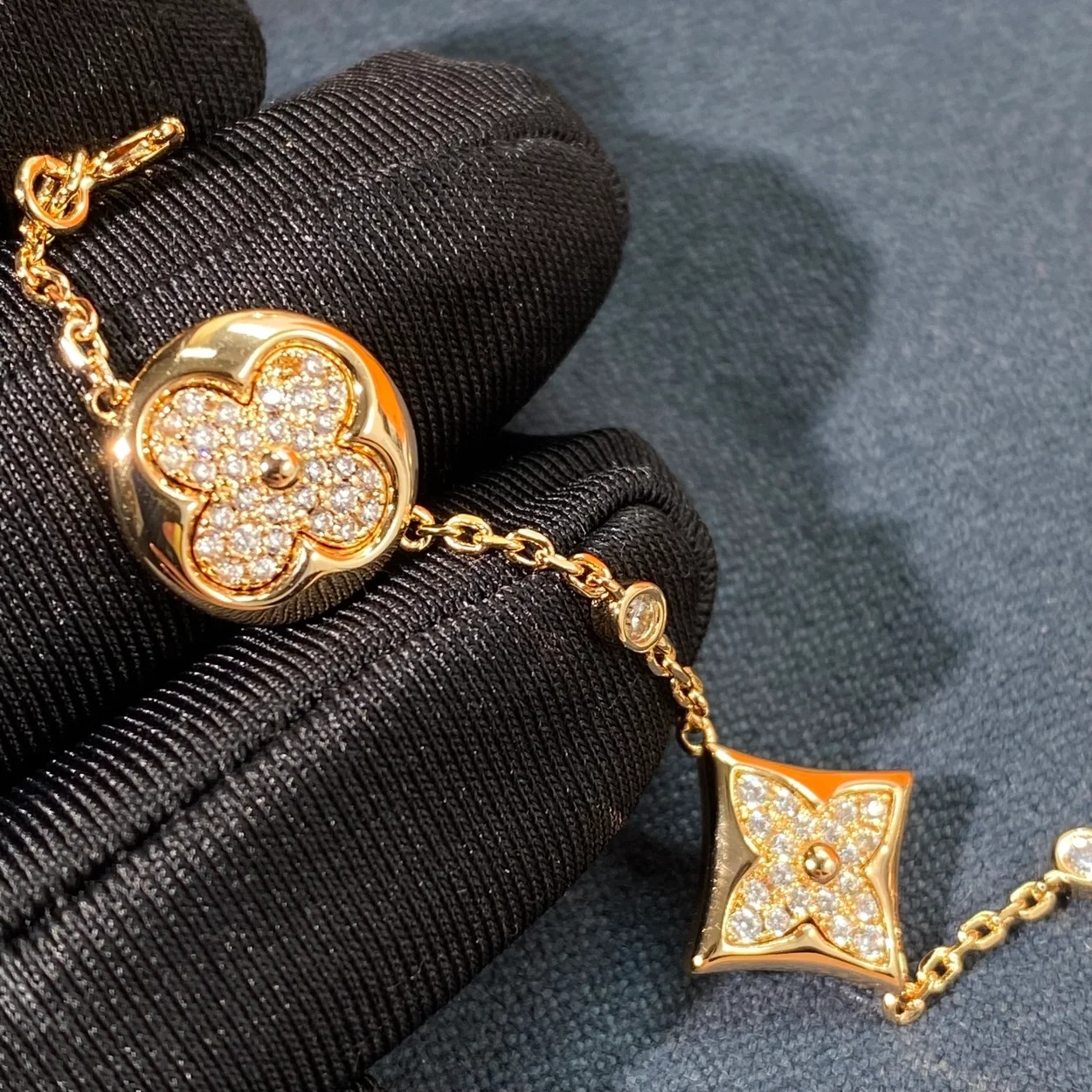 루이비통 블라썸 BB 멀티 모티프 팔찌 핑크 골드 & 다이아몬드 Q95650