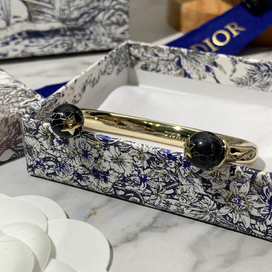 디올 트리발 뱅글 골드 피니쉬 블랙 펄 팔찌