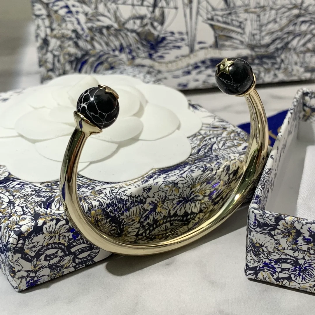 디올 트리발 뱅글 골드 피니쉬 블랙 펄 팔찌