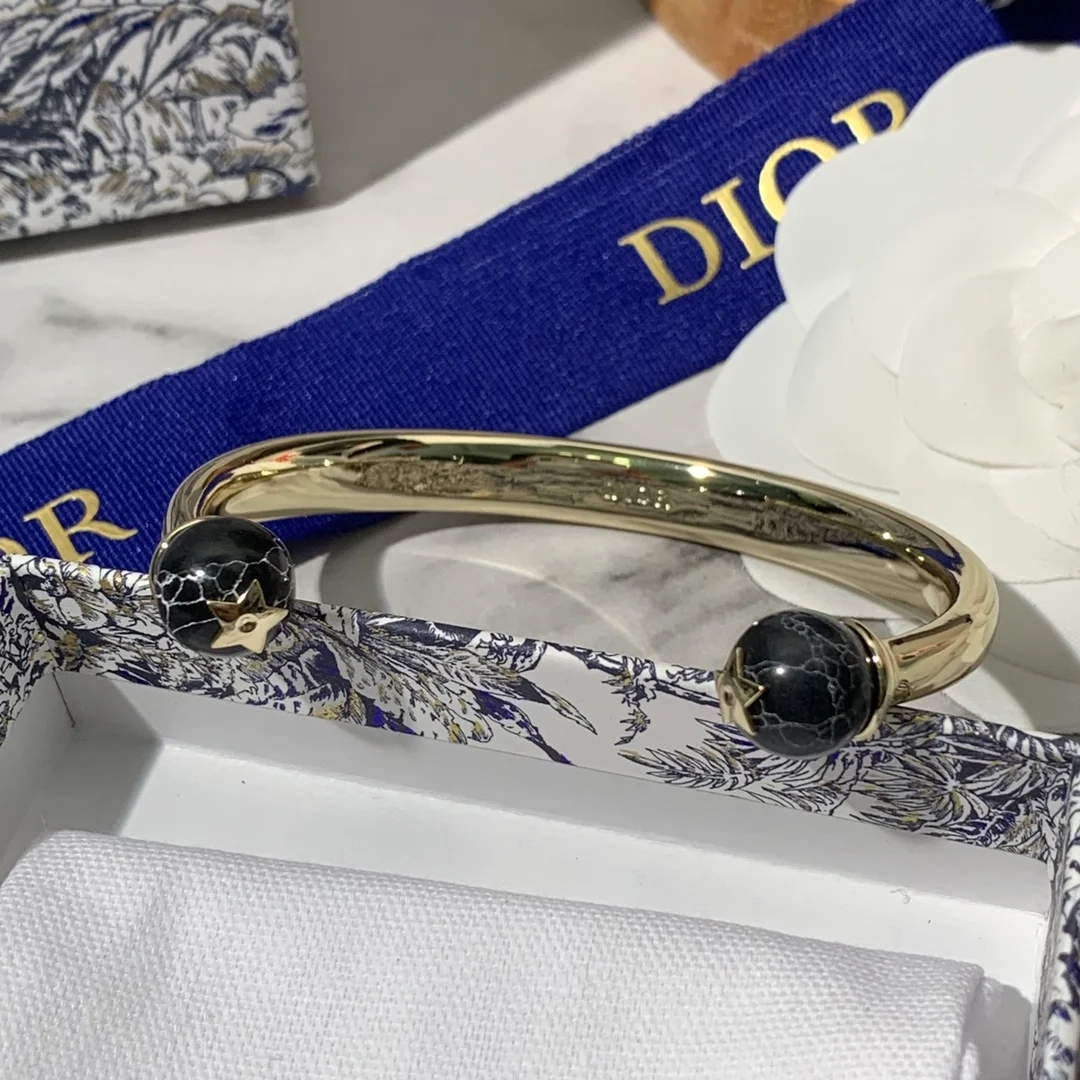 디올 트리발 뱅글 골드 피니쉬 블랙 펄 팔찌