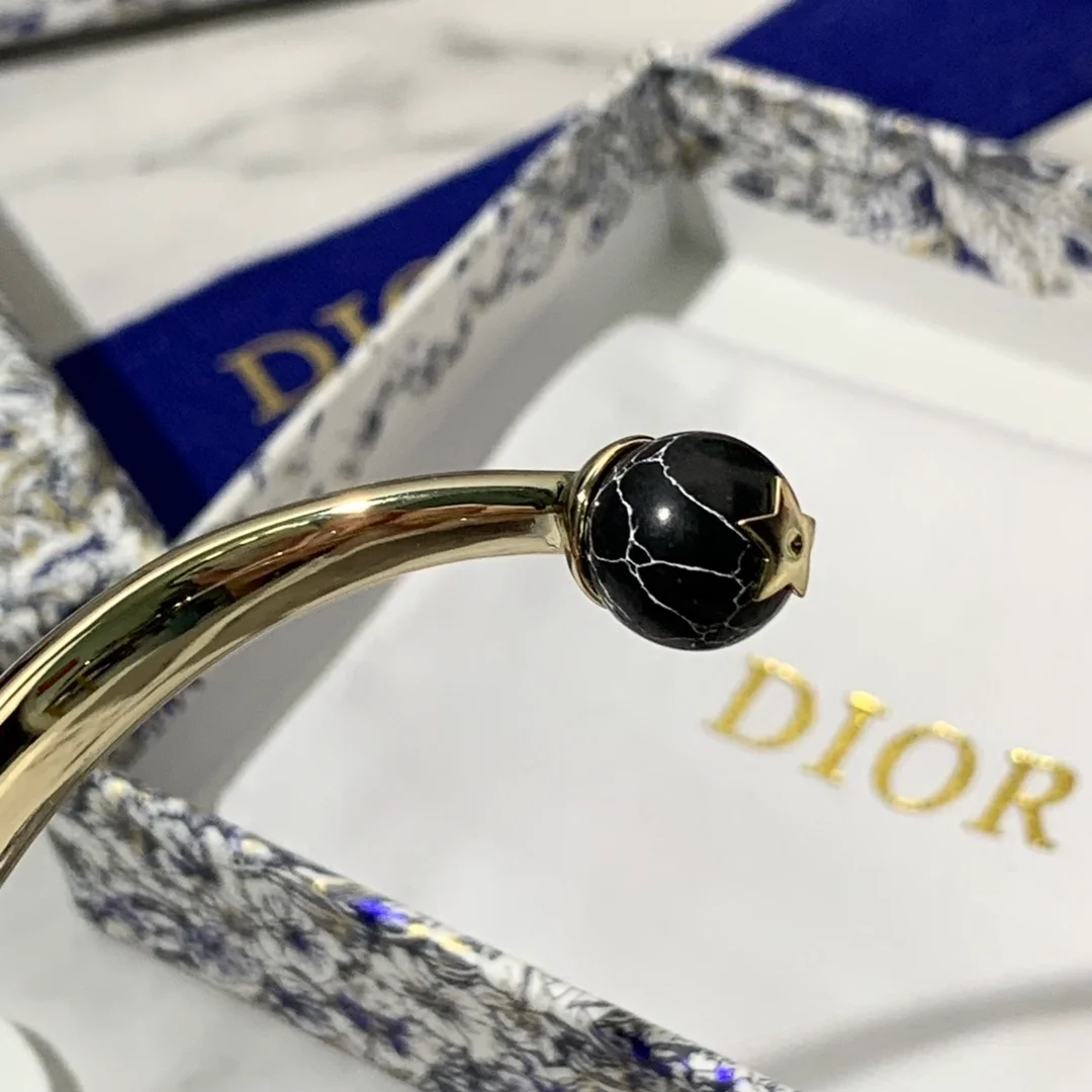 디올 트리발 뱅글 골드 피니쉬 블랙 펄 팔찌
