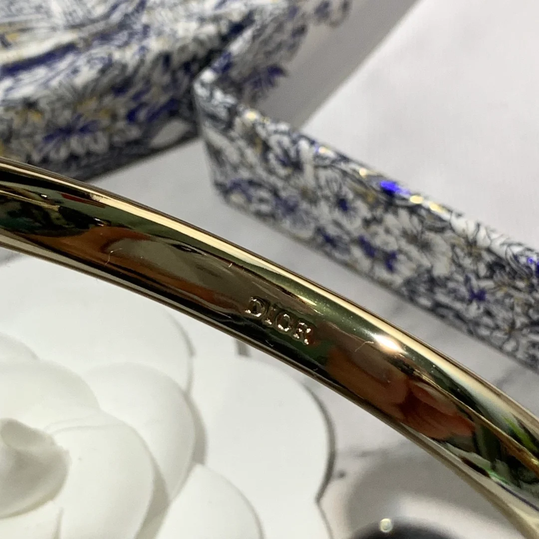 디올 트리발 뱅글 골드 피니쉬 블랙 펄 팔찌