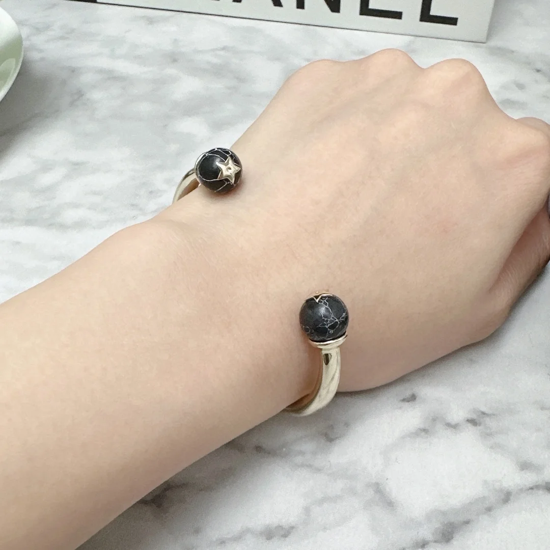 디올 트리발 뱅글 골드 피니쉬 블랙 펄 팔찌