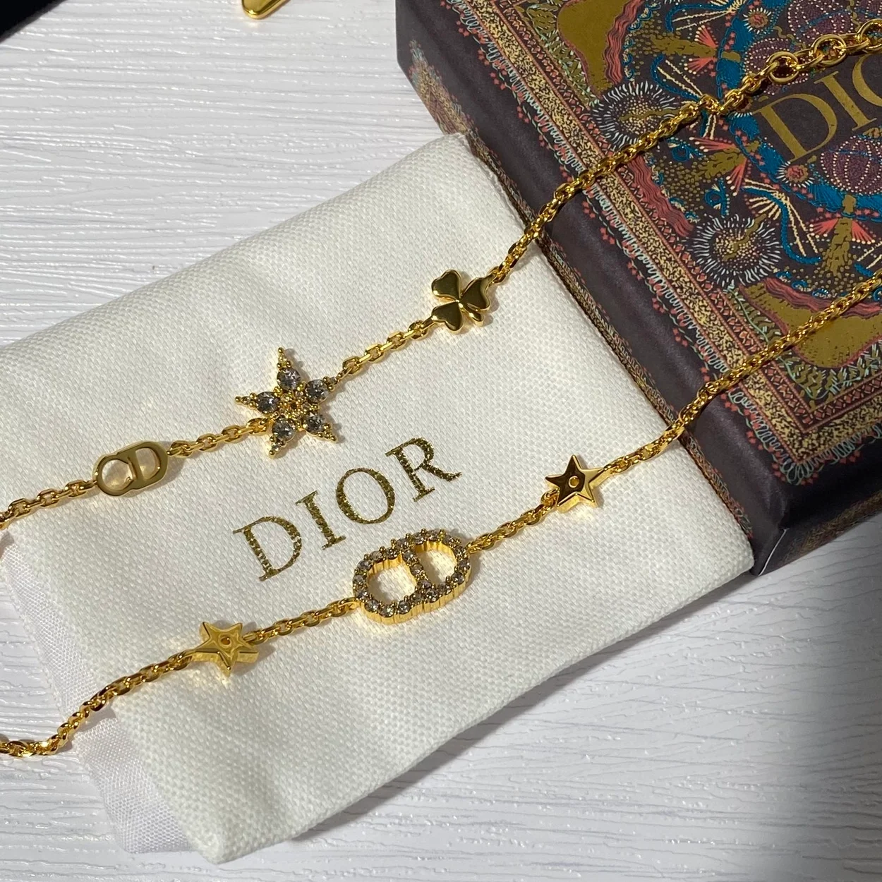 디올 클레어 D 룬 팔찌