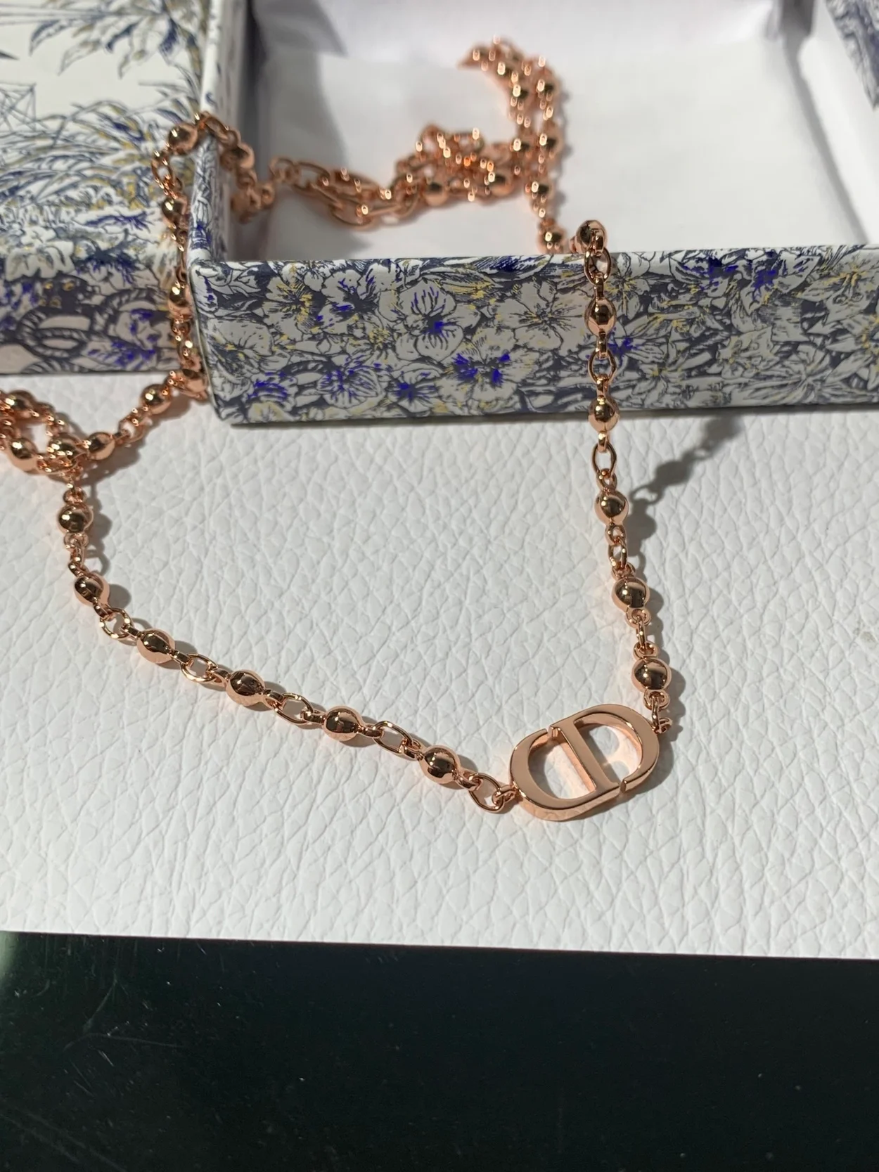 디올 쁘띠 CD 핑크 메탈 팔찌