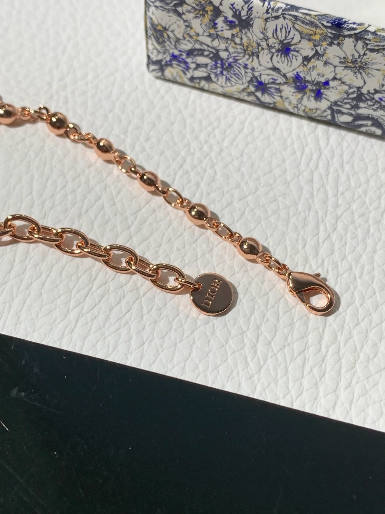 디올 쁘띠 CD 핑크 메탈 팔찌