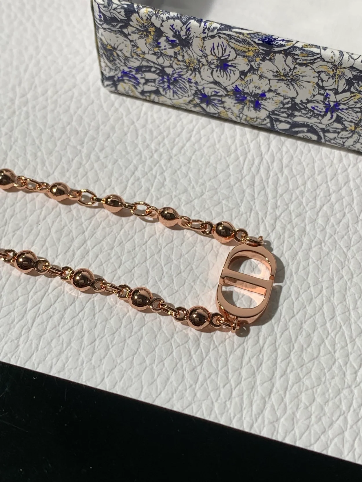 디올 쁘띠 CD 핑크 메탈 팔찌