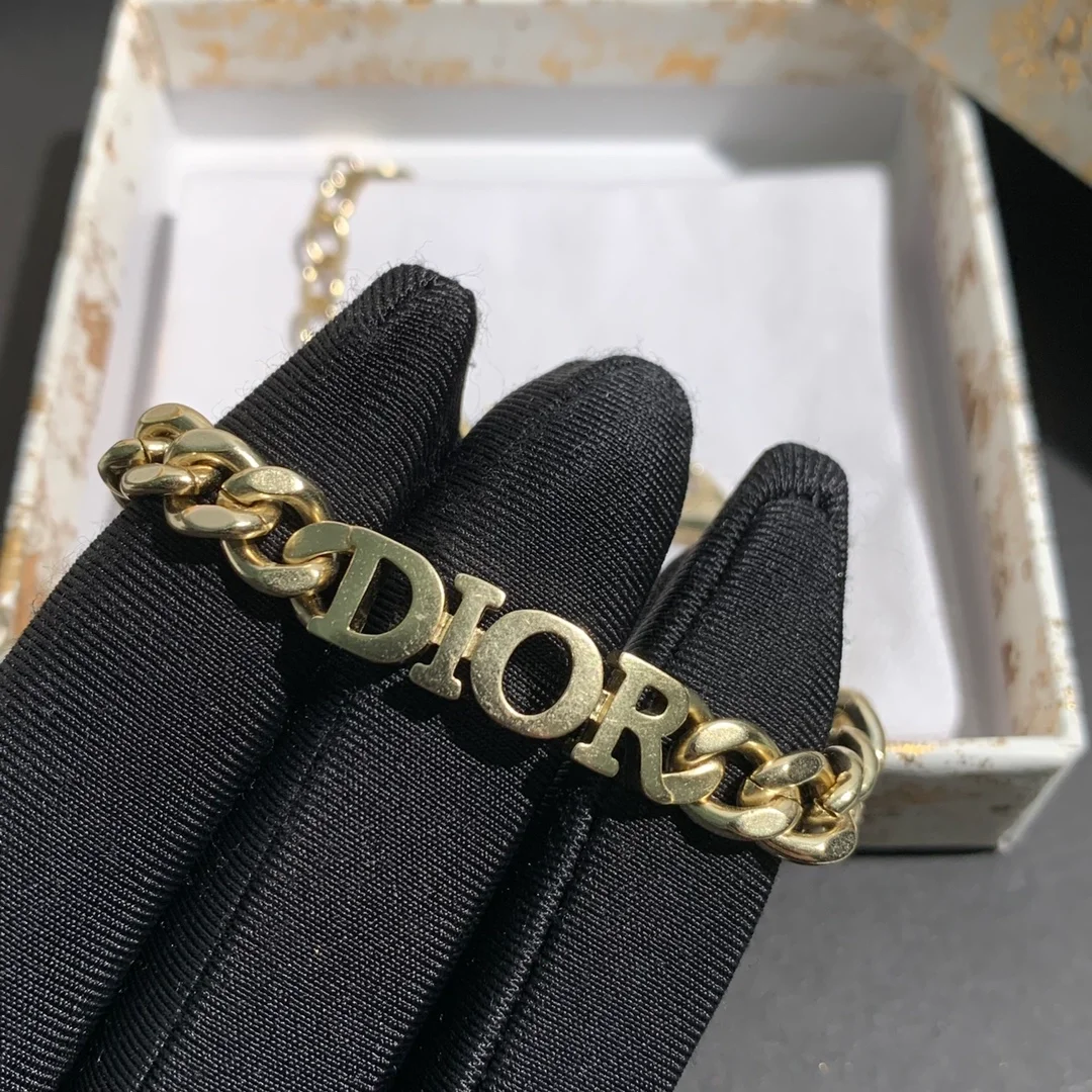 디올 레볼루션 골드 피니시 메탈 팔지