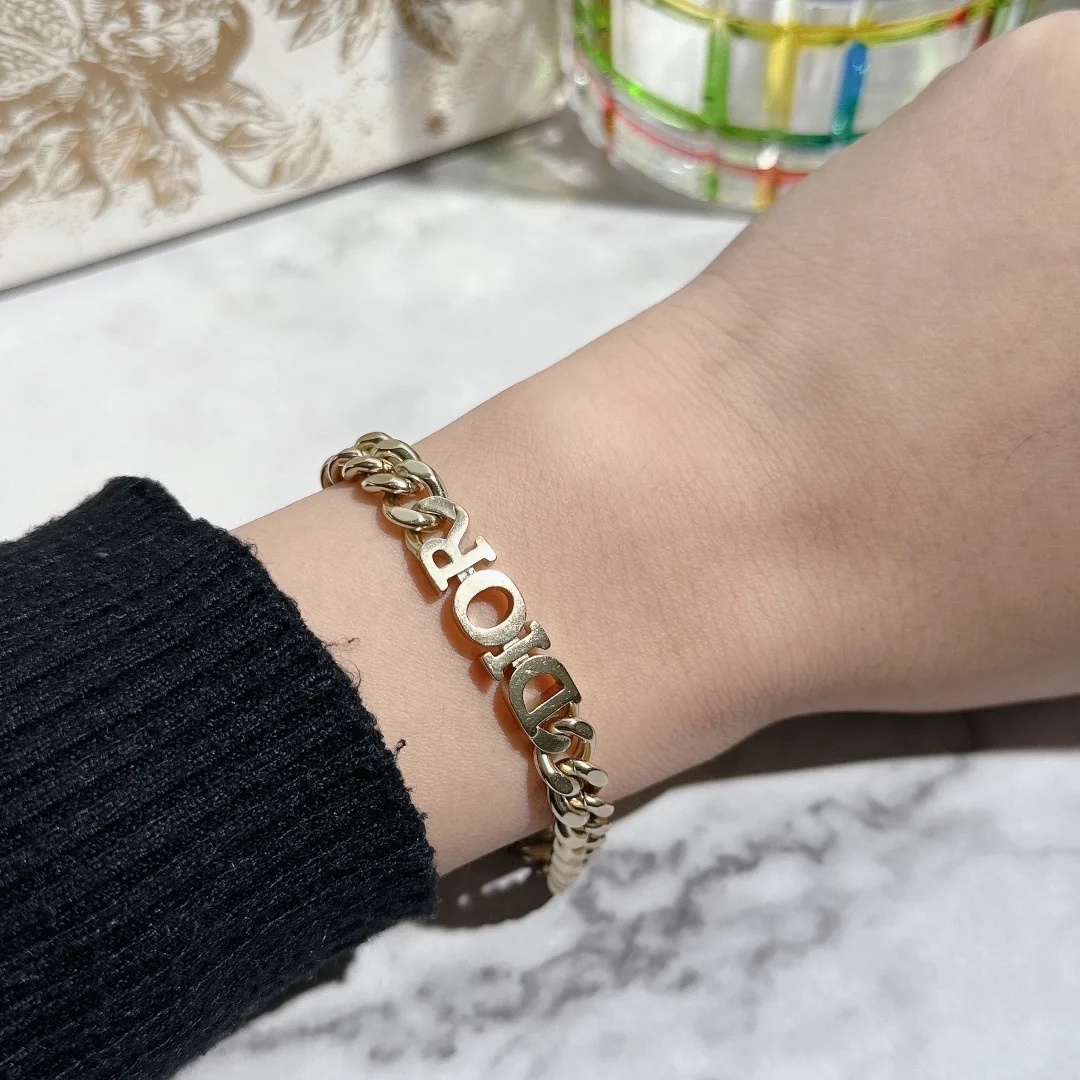 디올 레볼루션 골드 피니시 메탈 팔지