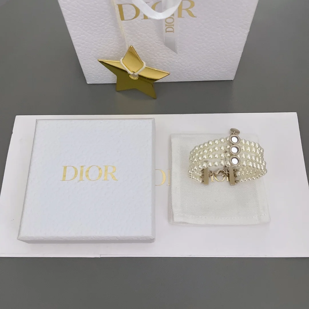 디올 라 파리지앵 화이트 펄 팔찌