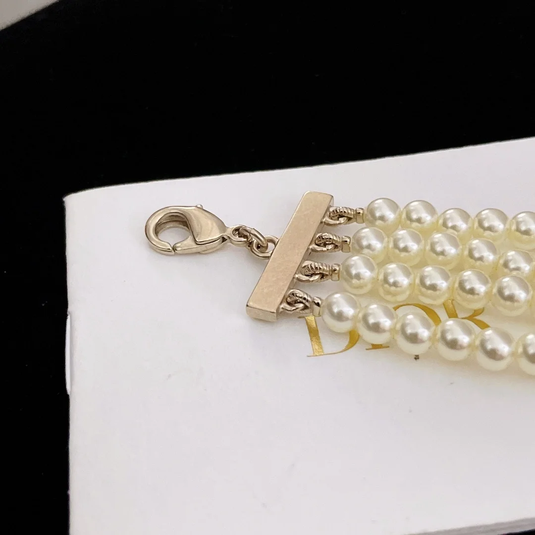 디올 라 파리지앵 화이트 펄 팔찌