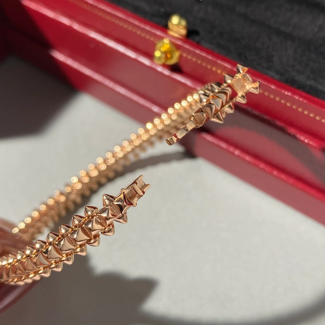 까르띠에 클래쉬 드 핑크 골드 팔찌 B6065117