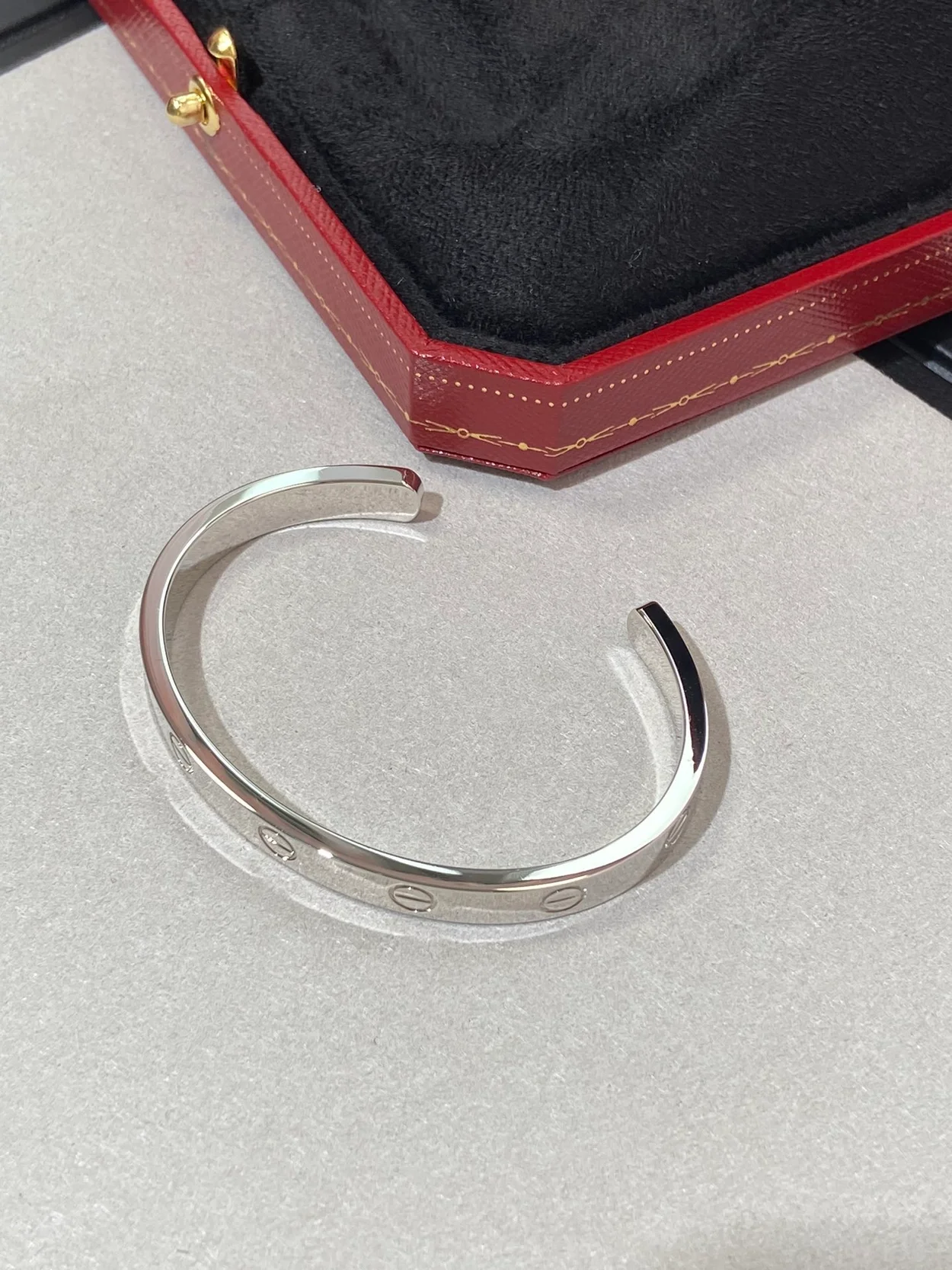 까르띠에 러브 화이트 골드 팔찌