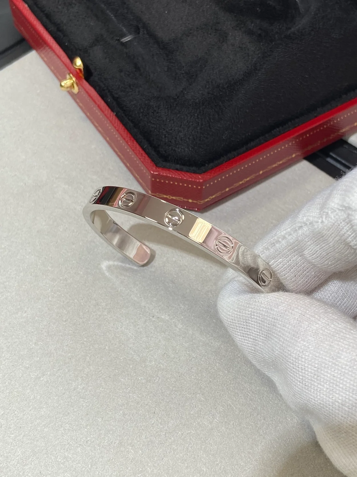 까르띠에 러브 화이트 골드 팔찌