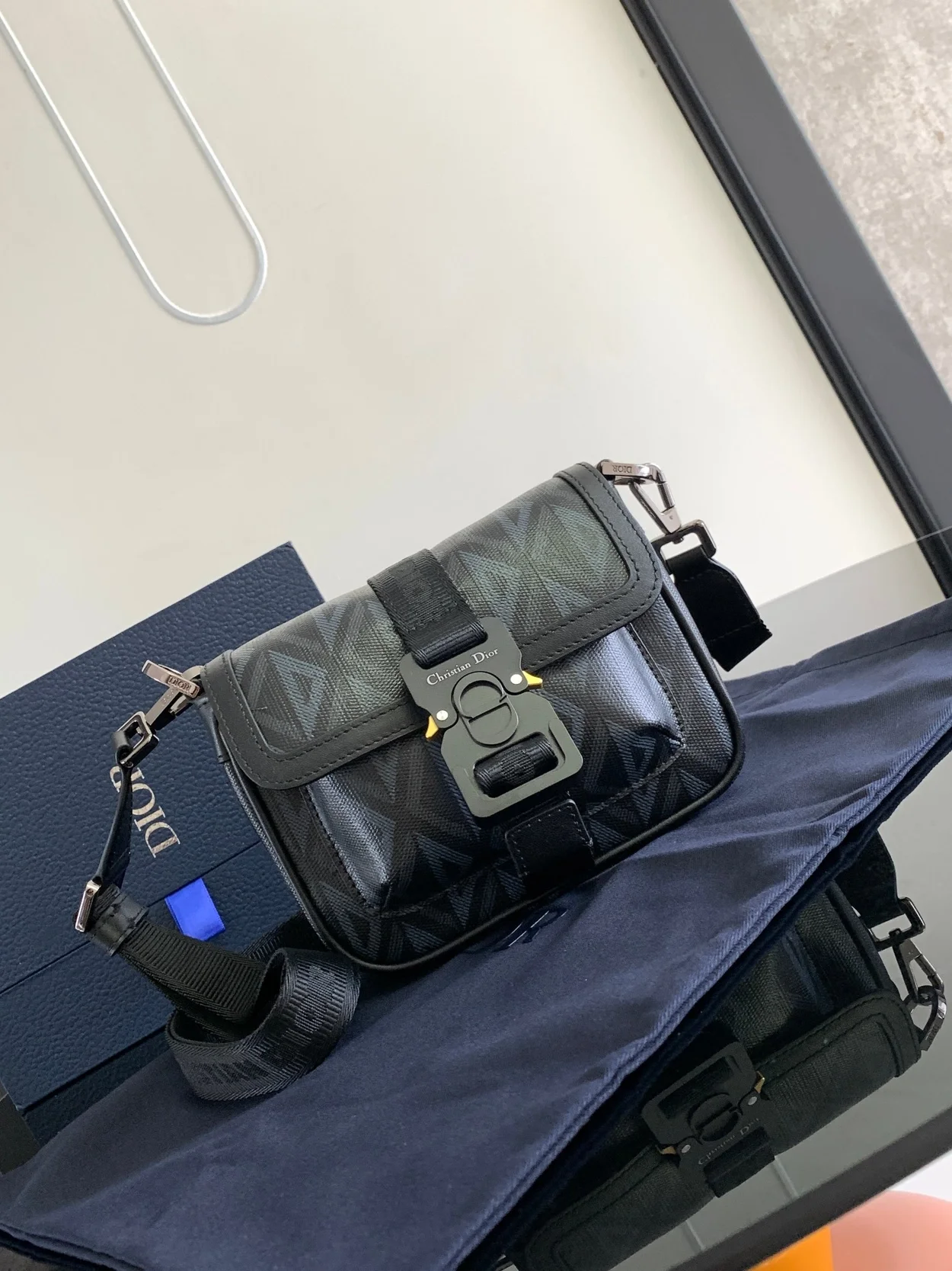 디올 Hit the road 미니 백 블랙